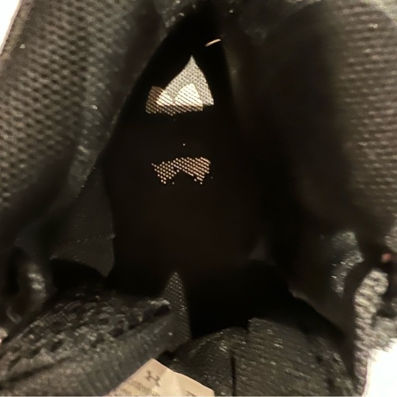 UNDER Armour Black Big Boy Running Shoes Size US 3.5 - Picture 6 of 10
